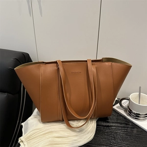 Sac fourre-tout minimaliste en cuir marron avec gaufrage FASHION en décor esthétique