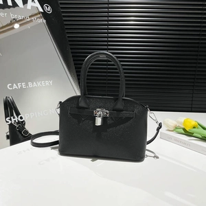 Schwarze Handtasche aus genarbtem Leder mit Silberverschluss und abnehmbarem Gurt