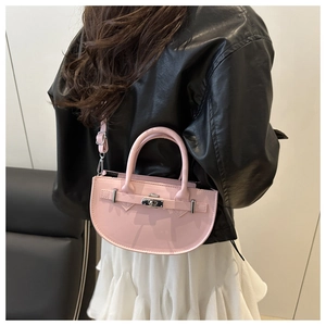 Vue arrière d'un mannequin portant le sac demi-lune rose avec boucle argentée et bandoulière