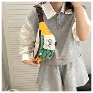 Détail du sac de poitrine color-block avec panneaux jaune-vert et logo tendance