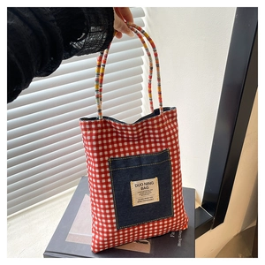 Détail du sac cabas à carreaux rouges et blancs avec poche en jean et poignée en corde