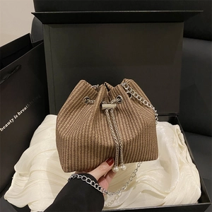Sac seau tissé marron élégant avec bandoulière chaîne et détails de cordon en perles
