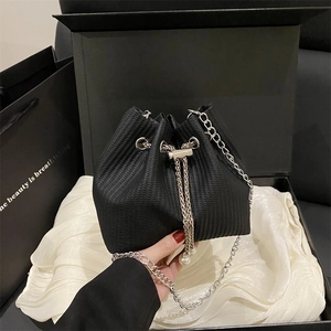 Sac seau tressé noir avec bandoulière chaîne argentée et perles sur coffret cadeau