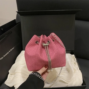 Sac seau tissé rose chic avec cordon perle et chaîne argentée dans une boîte cadeau