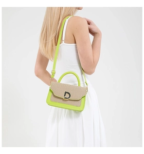 Dettaglio in pelle verde neon e trama di paglia di una borsa a tracolla con fibbia a D
