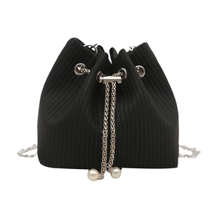 Elegante schwarze Beuteltasche mit silberner Kette und dekorativen Perlenanhängern
