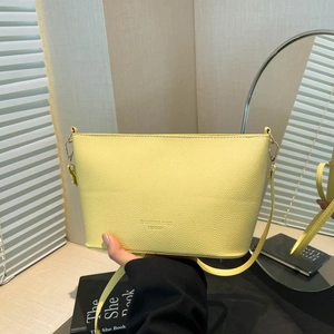 Sac seau jaune motif litchi avec imprimé mode et détails métalliques dorés