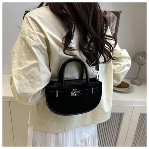 Sac bandoulière demi-lune noir tendance avec boucle argentée et texture cuir lisse