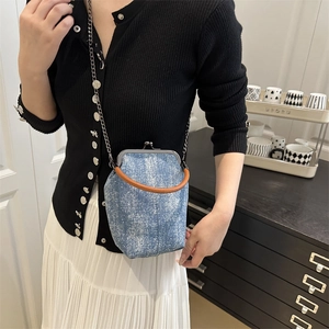 Sac bandoulière vertical en denim avec fermoir métallique et poignée en cuir marron femme