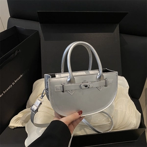 Sac à main demi-lune argenté avec finition miroir métallique et bandoulière amovible