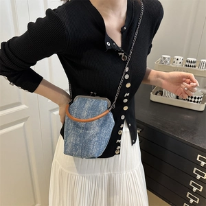 Sac bandoulière en denim rétro avec fermoir baiser et poignée en cuir marron
