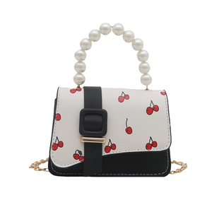 Petit sac bandoulière cerises avec poignée en perles et chaîne métallique chic