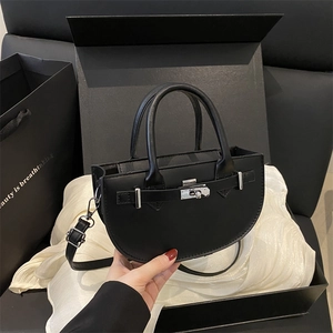 Sac Kelly élégant en similicuir noir avec boucle argentée dans son coffret cadeau