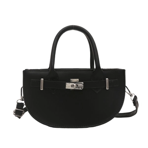 Sac à main demi-lune noir avec fermoir métallique argenté et poignée rigide élégante