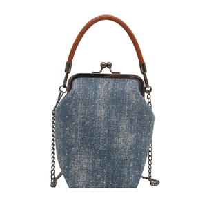Sac à main vintage en denim à pois blancs avec poignées en cuir et bandoulière chaîne