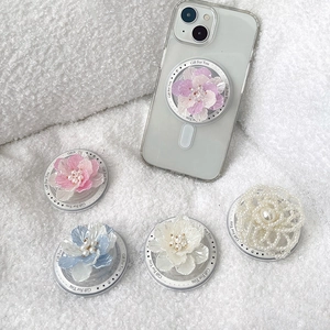 Support téléphone Magsafe fleurs 3D en résine avec perles sur fond en tissu blanc doux