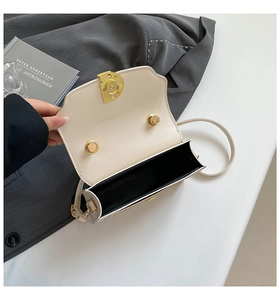 Dettaglio interno della borsa in ecopelle avorio con chiusura magnetica dorata e fodera nera