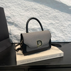 Borsa a mano bicolore in pelle e tessuto con fibbia dorata a D dal design retrò chic