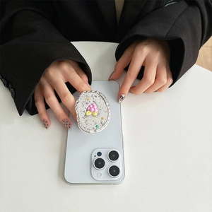 Support de téléphone motif raisin violet à paillettes sur un smartphone blanc
