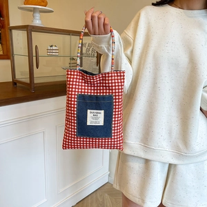 Sac fourre-tout à carreaux rouges rétro avec poche en jean et anses tressées