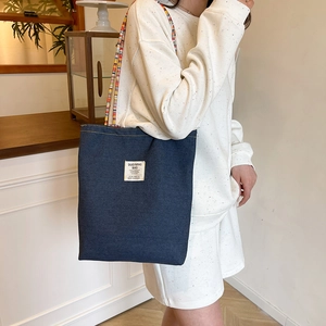 Sac fourre-tout rétro en denim à carreaux avec poignées tissées colorées et grande capacité
