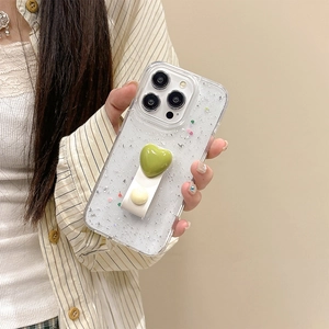 Glitzernde iPhone Hülle mit Silberflocken und grünem Herz-Handgriff am Halteband