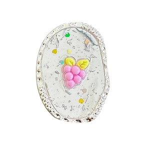 Support de téléphone pailleté avec motif raisin rose et sequins sur fond blanc