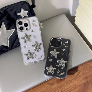 Détail de coque iPhone style Y2K avec étoiles argentées 3D et breloques cœur sur laptop