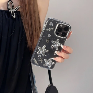 Détail d'une coque iPhone transparente avec étoiles argentées, cœurs et protection photo