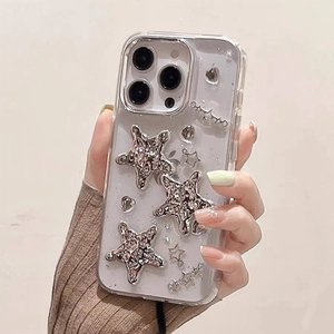 Détail d'une coque iPhone transparente avec étoiles 3D argentées et cœurs à paillettes