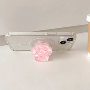 Support téléphone patte de chat rose sur coque MagSafe transparente vue de côté