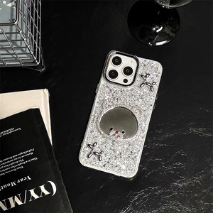 Detail van glitter iPhone hoesje met beer spiegel en zilveren ballon honden decor