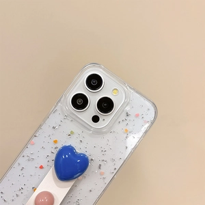 Detailansicht der iPhone Hülle mit silbernen Pailletten und blauem Herz-Handygriff