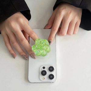 Détail du support de téléphone ours pailleté avec texture résine aurora sur smartphone