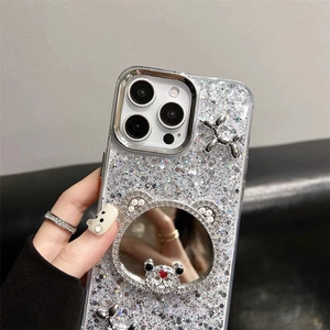 Detail van glitter iPhone-hoesje met beertjesspiegel en kristallen versiering