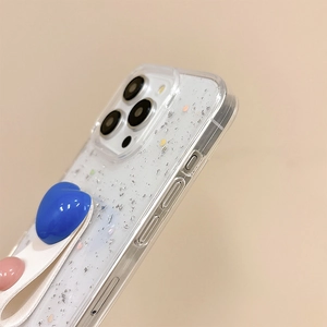 Detail der transparenten iPhone-Hülle mit silbernen Pailletten und blauem Herzband
