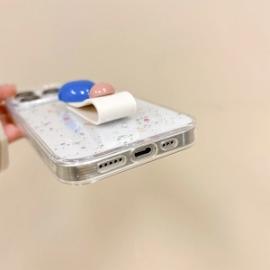 Details der transparenten iPhone Hülle mit Silberglitzer und Leder-Ringständer