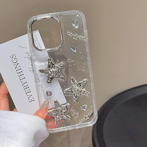Coque iPhone transparente avec étoiles en strass argentés et breloques coeur chic