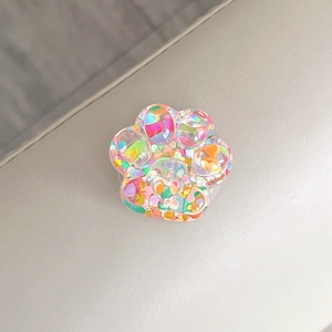 Détail du support téléphone patte de chat avec paillettes de cœur multicolores