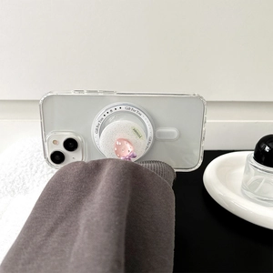 Detailansicht eines rosa glitzernden Erdbeer-Magnet-Handyhalters zum Ausklappen
