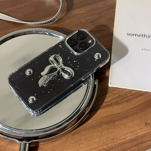 Dettaglio della cover per iPhone con paillettes argentate e design con fiocco in 3D