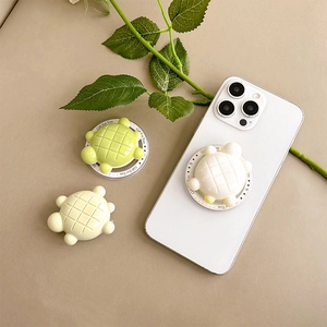 Gedetailleerd zicht op een schattige 3D-schildpad magnetische telefoonhouder op mobiel