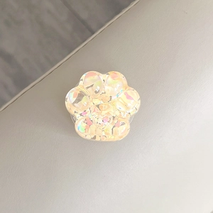 Gros plan d'un support de téléphone patte de chat pailleté avec sequins et effet holographique