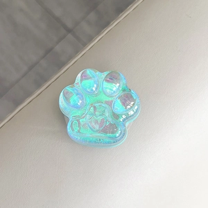 Gros plan d'un support de téléphone en forme de patte de chat holographique avec cœur