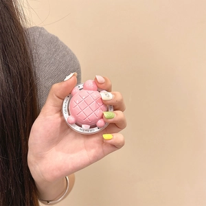 Detailopname van een creatieve 3D roze schildpad magnetische telefoongrip in de hand