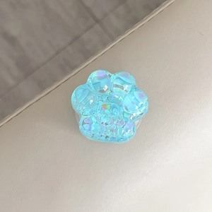 Gros plan sur le support de téléphone patte de chat bleu holographique avec paillettes