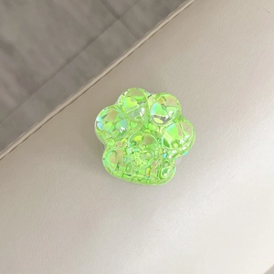 Détail macro du support téléphone patte de chat vert néon avec paillettes de cœur