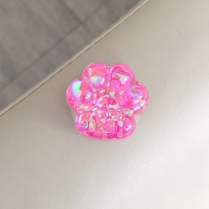 Détail d'un support de téléphone patte de chat avec paillettes roses et cœurs