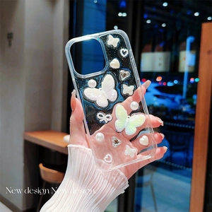 Vue détaillée d'une coque iPhone transparente avec perles 3D et décor papillon