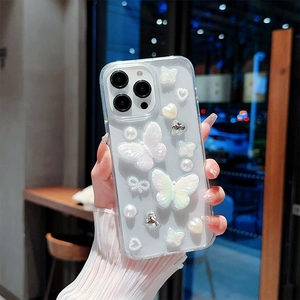 Coque iPhone transparente avec perles 3D, papillons et strass pour un look de luxe